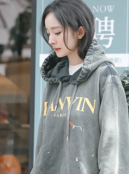 杨幂扮酷上瘾了？卫衣都要穿泼了油漆的，配骑行裤显得腿又细又直(杨幂卫衣牛仔裤)